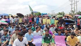 Quota reinstatement: CoU students block Dhaka-Chittagong highway