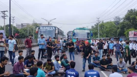 Quota reinstatement: JU students block Dhaka-Aricha highway