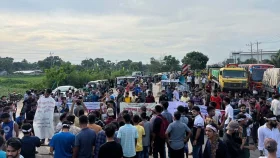 Bangla Blockade: Students to remain on Dhaka-Chittagong highway till 8pm