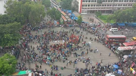 Bangla Blockade: Commuters suffer as quota protesters halt traffic in Gulistan