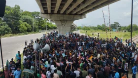RU students block railway to demand quota reform