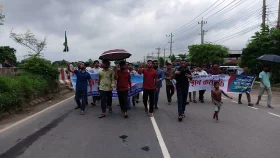 Anti-quota movement: Protesters block Dhaka-Chittagong highway braving rain