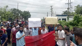 Duet students protest in Gazipur, block Dhaka-Mymensingh railway