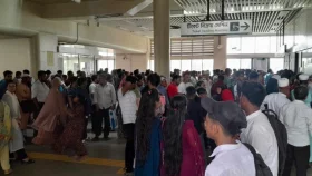 Metro rail sees passenger surge as anti-quota protesters block Dhaka roads