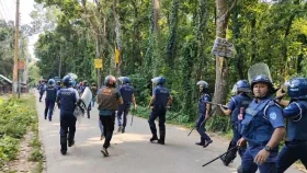 20 injured in police-quota protesters clash in Comilla