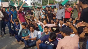 Sust students block highway ignoring police obstruction