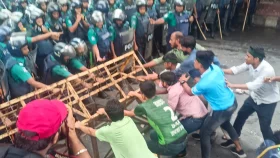 Protesters break through police barricades in Shahbagh