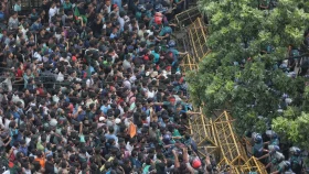 Quota reform: Students submit memorandum at Bangabhaban