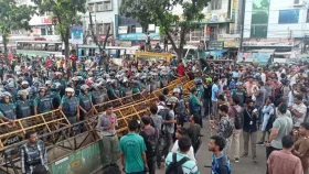 Quota reform: Students break barricade at Gulistan, march towards Bangabhaban