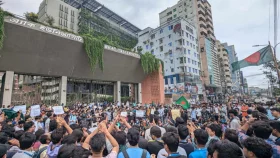 Quota reform: Brac, NSU students block roads in Dhaka