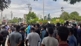 Attack on students: Quota protesters block Khulna-Jessore Highway
