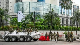No traffic police on Dhaka roads, students guard at signals