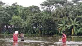 Flood water receding slowly in Lakshmipur, 550,000 marooned