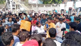 Traffic disrupted as students of DU-affiliated 7 colleges block Science Lab intersection