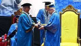 Prof Yunus receives honorary doctorate degree from UKM