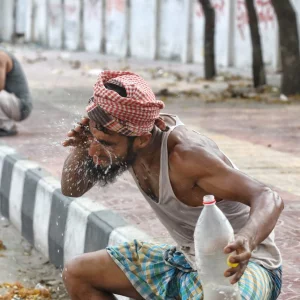 Mild heatwave grips Dhaka, 10 other districts