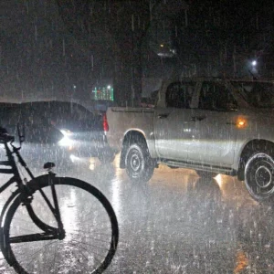 Nor’wester lashes Dhaka, followed by torrential rain