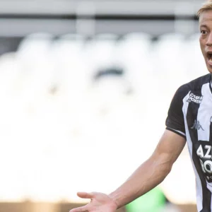 Former Japan and AC Milan star Honda laces up boots again at 39