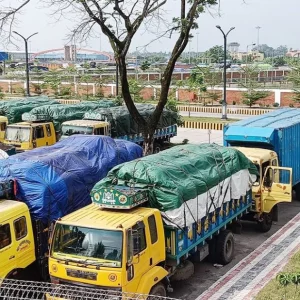 Fuel crisis hits Benapole: Truck fares rise by Tk7,000–8,000