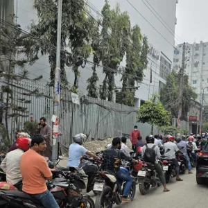 Long queues of motorcyclists for fuel amid scorching heat, causing severe hardship