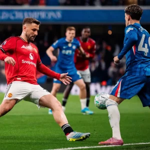Man Utd beat Chelsea as Spurs stunned by Brighton equaliser