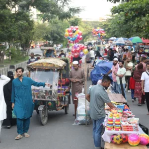 Dhaka sidewalk chaos returns, hawker card plan draws criticism
