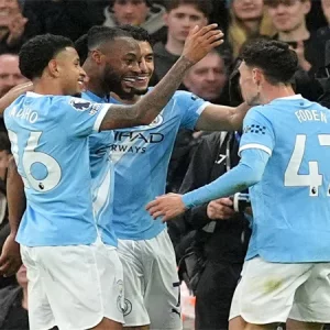 City see off Palace to keep pressure on Arsenal