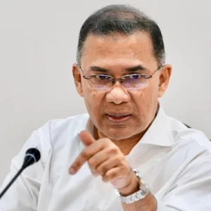 PM discusses steps to protect Gulshan Lake, improve civic amenities