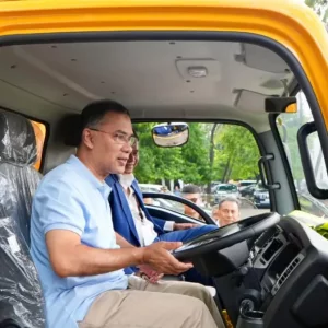 PM test-drives locally made electric vehicles, assures support to manufacturers