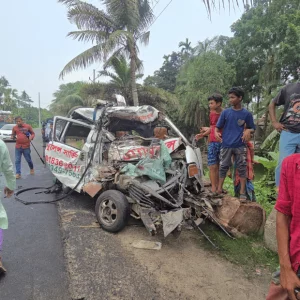 5 killed in Faridpur bus-ambulance collision