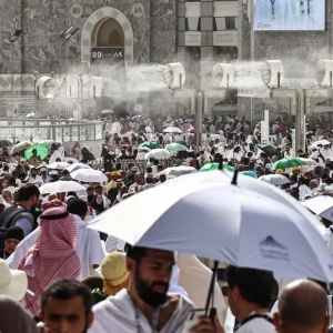 With ice cream and giant fans, hajj pilgrims battle searing heat