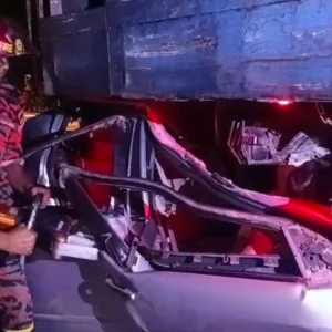 5 killed as car crashes into parked truck on Dhaka-Mawa-Bhanga Expressway