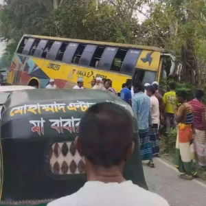 Road crash leaves 3 dead in Sirajganj