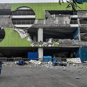 Major quake off Philippines kills at least 31, dozen still m