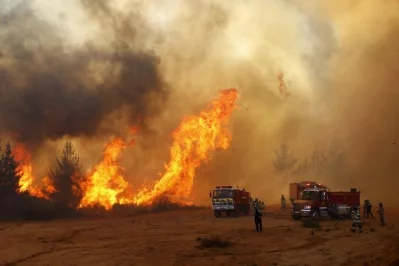Picture released on March 12, 2017 by Aton Chile shows firefighters working to put out a forest fire in Valparaiso. Chilean authorities decreed red alert in Valparaiso and Vina del Mar for several forest firesrnrnAFP