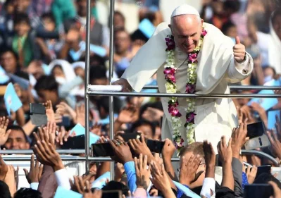 Pope Francis greets Bangladeshi Christians as he arrives to lead mass in Dhaka on December 1, 2017 | AFP