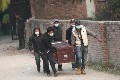 Volunteers carry a coffin of one who was killed in the plane crash on March 12, 2018 | Rajib Dhar/Dhaka Tribune
