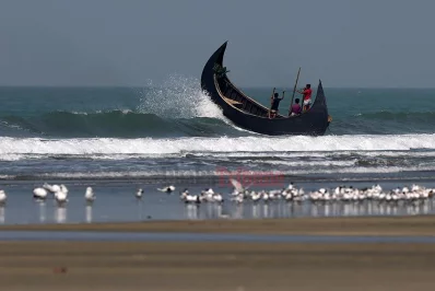 A shampan, the craft of choice of local fishermen, mounts a crest to embark on yet another adventure | Syed Zakir Hossain/Dhaka Tribune