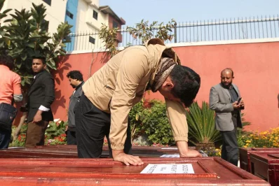 A man burst into tears in front of the coffin of his loved one | Rajib Dhar/Dhaka Tribune