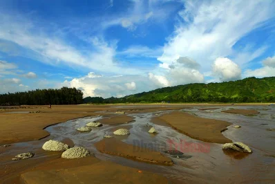 A glorious amalgam of beach, hills, and clouds | Syed Zakir Hossain/Dhaka Tribune