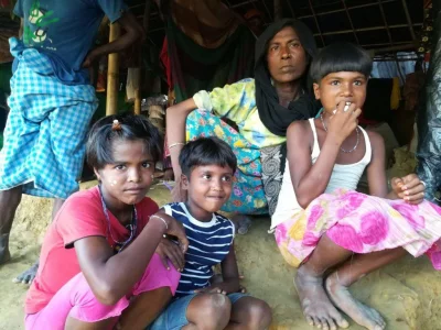 Halimas daughter, Asom Tara, playing with her sisters and friends at Kutupalong | Manik Miazee/Dhaka Tribune