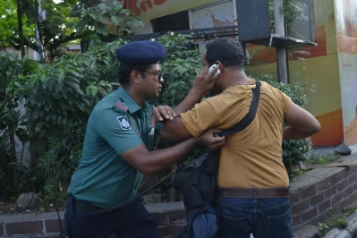 Traffic Sergeant Mustain tries to snatch away photojournalist Nasirs bag while he tries to call his colleagues in front of Matsya Bhaban in Ramna, Dhaka on October 11, 2017 || Dhaka Tribune