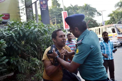Traffic Sergeant Mustain grabs photojournalist Nasirs collar to drag him away in front of Matsya Bhaban in Ramna, Dhaka on October 11, 2017 || Dhaka Tribune