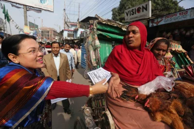 Awami League campaigners distribute leaflets among potential voters|| Syed Zakir Hossain/Dhaka Tribune
