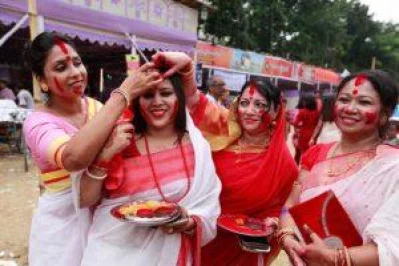 A group of women apply vermilion to each other. Photo: Dhaka Tribune/Mahmud Hossain Opu