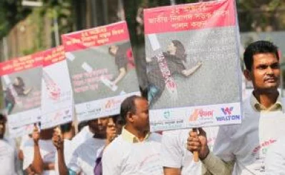 Many people gathered at Suhrawardy Udyan holding placards. Photo: Mehedi Hasan/Dhaka Tribune