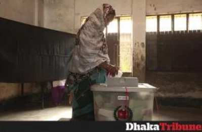 A woman casts her ballot PHOTO- RAJIB DHAR/DHAKA TRIBUNE