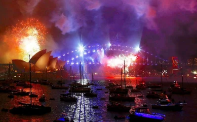 Fireworks light up the Sydney Harbour Bridge and Sydney Opera House as part of new year celebrations on Sydney Harbour, Australia, December 31, 2017 Reuters