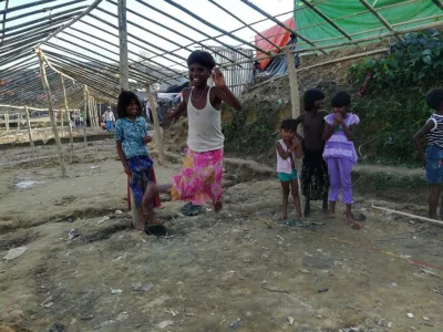 Halimas daughter, Asom Tara, playing with her sisters and friends at Kutupalong | Manik Miazee/Dhaka Tribune