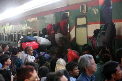 Authorities at Kamalapur Railway Station were able to maintain the morning train schedule causing huge number of passengers to cramp up in the compartments and on the roofs | Syed Zakir Hossain/Dhaka Tribune